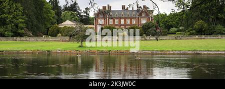 Lynford Hall e lago, villaggio di Lynford vicino a Thetford, Norfolk, Inghilterra Foto Stock