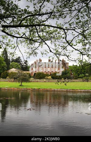 Lynford Hall e lago, villaggio di Lynford vicino a Thetford, Norfolk, Inghilterra Foto Stock