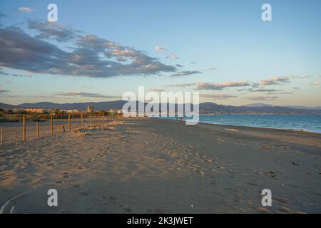 Recinzione di confine del parco naturale di Guadalhorce, lato spiaggia vicino a Malaga, Andalusia, Spagna. Foto Stock