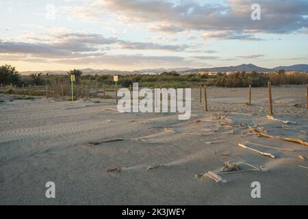 Recinzione di confine del parco naturale di Guadalhorce, lato spiaggia vicino a Malaga, Andalusia, Spagna. Foto Stock