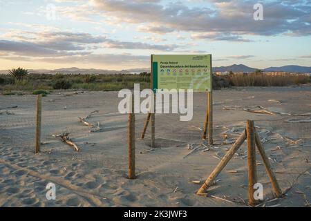 Cartello a Guadalhorce riserva naturale parco, spiaggia vicino a Malaga, Andalusia, Spagna. Foto Stock