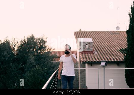 Un giovane bell'uomo eccitò una divertente telefonata mentre camminava a casa sua Foto Stock