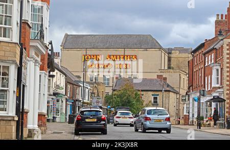 John Smiths ha birrificato qui, segno in Tadcaster High Street, North Yorkshire, Inghilterra, Regno Unito, LS24 9AP, Ora di proprietà di Heineken Foto Stock