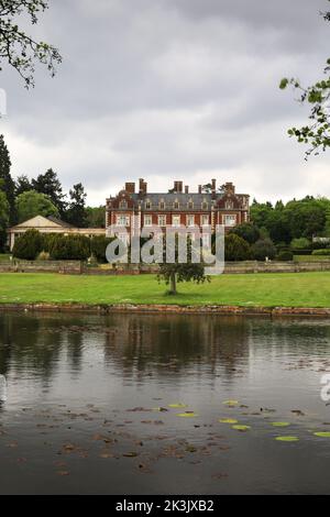 Lynford Hall e lago, villaggio di Lynford vicino a Thetford, Norfolk, Inghilterra Foto Stock