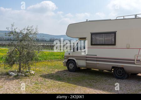 Camper parcheggiato accanto ad un vigneto italiano Foto Stock