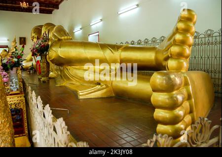 Tipico Buddha tailandese a mano statua Grunge sfondo Foto Stock