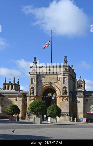 L'Union Jack a Blenheim Palace, Woodstock, Oxfordshire vola a metà albero dopo la morte della regina Elisabetta II di HM il 8 settembre 2022 Foto Stock