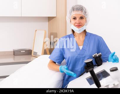 Medico femminile in clinica di medicina estetica Foto Stock