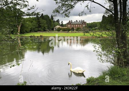 Lynford Hall e lago, villaggio di Lynford vicino a Thetford, Norfolk, Inghilterra Foto Stock