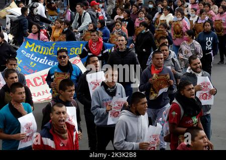 26 settembre 2022, Città del Messico, Messico: Gli studenti di Ayotzinapa partecipano alla manifestazione per la giustizia demnade per il crimine come parte del 8th° anniversario della scomparsa forzata dei 43 normalisti di Ayotzinapa Zocalo a Città del Messico. Il 26 settembre 2022 a Città del Messico, Messico. (Foto di Luis Barron/Eyepix Group/Sipa USA). Foto Stock