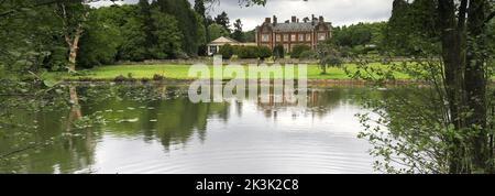 Lynford Hall e lago, villaggio di Lynford vicino a Thetford, Norfolk, Inghilterra Foto Stock