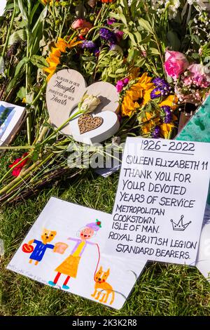 Messaggi poignant e tributi floreali alla fine della Regina Elisabetta II a Green Park, Londra UK nel mese di settembre - i fiori sono appassionanti ma i ricordi indugiano Foto Stock