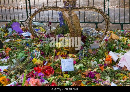 Messaggi poignant e tributi floreali alla fine della Regina Elisabetta II a Green Park, Londra UK nel mese di settembre - i fiori sono appassionanti ma i ricordi indugiano Foto Stock