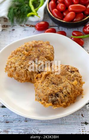 Polpette in stile turco. Specialità della cucina turca. Polpette fritte nel pangrattato. Nome locale Kadin Budu Kofte o polpette per le gambe delle donne. Primo piano Foto Stock