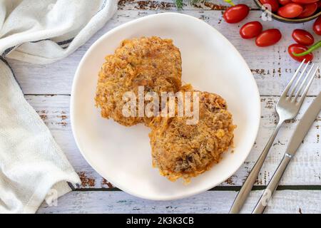 Polpette in stile turco. Specialità della cucina turca. Polpette fritte nel pangrattato. Nome locale Kadin Budu Kofte o polpette per le gambe delle donne. Vista dall'alto Foto Stock