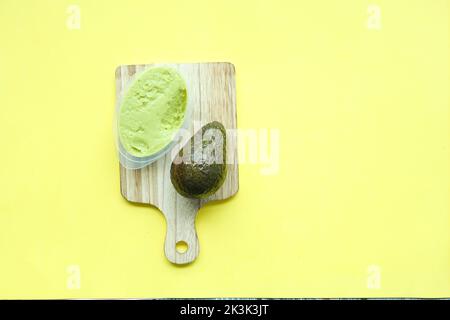 vista dall'alto dell'avocado su sfondo giallo Foto Stock