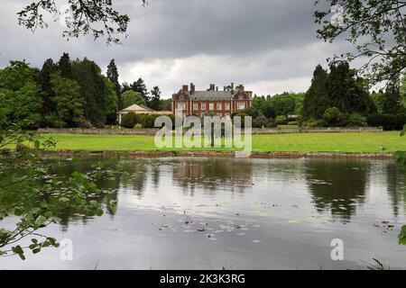 Lynford Hall e lago, villaggio di Lynford vicino a Thetford, Norfolk, Inghilterra Foto Stock