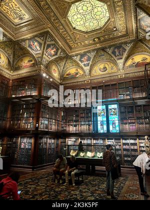 Persone all'interno della Morgan Library and Museum su Madison Avenue a New York City. Foto Stock