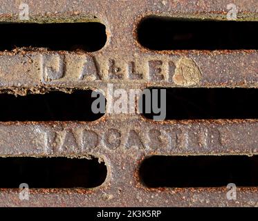 Griglia in ghisa goffrata con griglia J-Allen Tadcaster, North Yorkshire, Inghilterra, Regno Unito, LS24 8AA Foto Stock