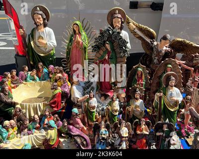 Religioso e altre statue made in Mexico per la vendita sulla strada sulla 5th Avenue nella sezione altamente ispanica di Sunset Park, Brooklyn, New York. Foto Stock