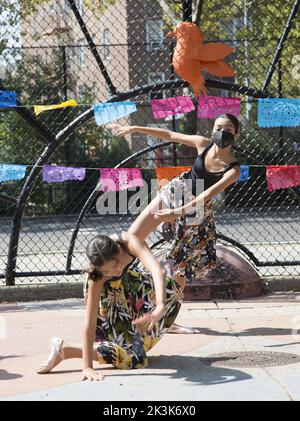 I ballerini moderni dell'età scolastica con la Cynthia King Dance School si esibiscono in un festival scolastico multiculturale a Brooklyn, New York. Foto Stock