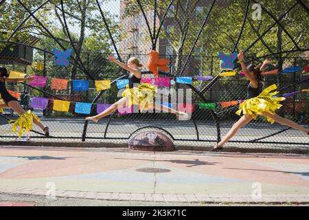 I ballerini moderni dell'età scolastica con la Cynthia King Dance School si esibiscono in un festival scolastico multiculturale a Brooklyn, New York. Foto Stock