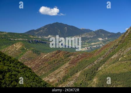 La catena montuosa della Serra d'Ensija vista dal punto di vista di Serradet, vicino a Sant Julià de Cerdanyola (Berguedà, Barcellona, Catalogna, Spagna, Pirenei) Foto Stock