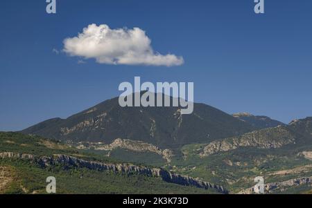 La catena montuosa della Serra d'Ensija vista dal punto di vista di Serradet, vicino a Sant Julià de Cerdanyola (Berguedà, Barcellona, Catalogna, Spagna, Pirenei) Foto Stock