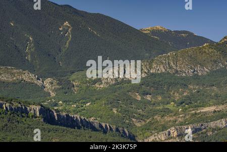 La catena montuosa della Serra d'Ensija vista dal punto di vista di Serradet, vicino a Sant Julià de Cerdanyola (Berguedà, Barcellona, Catalogna, Spagna, Pirenei) Foto Stock