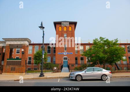 Edificio Newmarket Mills sul Fiume Lamprey sulla Main Street nel centro storico di Newmarket, New Hampshire NH, USA. Ora questo edificio e' Rivermoor L. Foto Stock