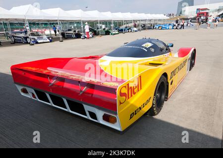 Tre quarti di vista posteriore di una 1988, Porsche 962, nella livrea della Shell Dunlop, in mostra al 2022 Silverstone Classic Foto Stock