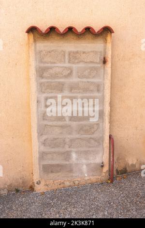 Porta in muratura in un vecchio edificio mediterraneo francese Foto Stock