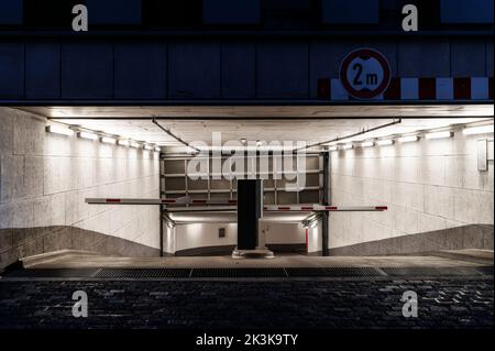 Ingresso in un parcheggio sotterraneo con un'altezza massima di ingresso di 2 metri Foto Stock