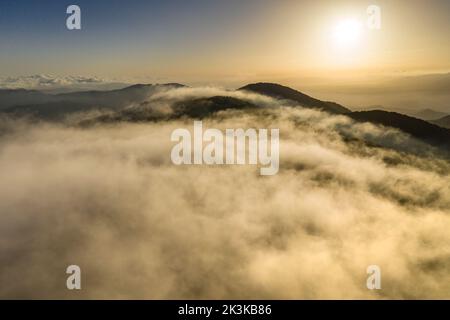 Nebbia causata dal vento marittimo che scivola sul monte Montnegre al tramonto (Vallès Oriental, Barcellona, Catalogna, Spagna) Foto Stock