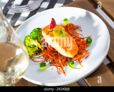 Salmone alla griglia su carote affumicate Foto Stock