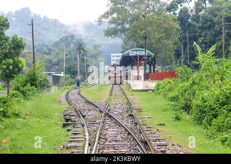 La gente aspetta sotto la pioggia per il treno. E' una stazione ferroviaria piovosa. Università di Chittagong, Bangladesh stazione ferroviaria. Foto Stock