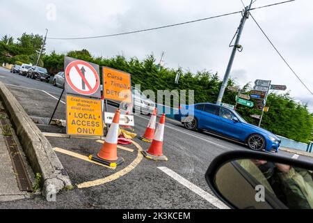 Segnaletica stradale. Solo accesso locale, deviazione, in lingua inglese e gaelica irlandese. N56 Road, County Donegal, Irlanda. Foto Stock