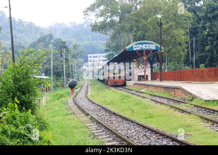 La gente aspetta sotto la pioggia per il treno. E' una stazione ferroviaria piovosa. Università di Chittagong, Bangladesh stazione ferroviaria. Foto Stock