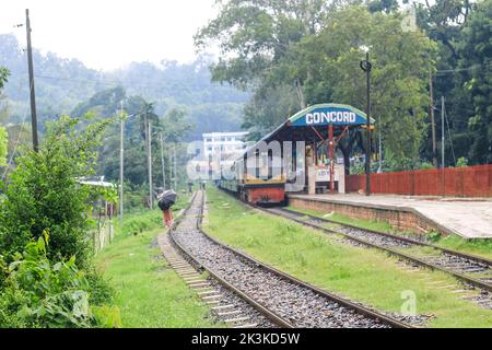 La gente aspetta sotto la pioggia per il treno. E' una stazione ferroviaria piovosa. Università di Chittagong, Bangladesh stazione ferroviaria. Foto Stock