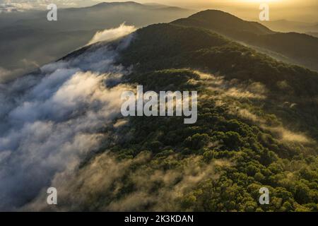 Nebbia causata dal vento marittimo che scivola sul monte Montnegre al tramonto (Vallès Oriental, Barcellona, Catalogna, Spagna) Foto Stock