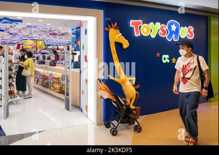 Hong Kong, Cina. 13th Set, 2022. I clienti sono visti presso la multinazionale americana Toys 'R' US negozio a Hong Kong. (Credit Image: © Sebastian ng/SOPA Images via ZUMA Press Wire) Foto Stock