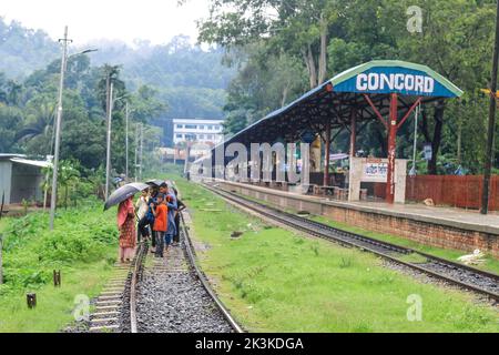 La gente aspetta sotto la pioggia per il treno. E' una stazione ferroviaria piovosa. Università di Chittagong, Bangladesh stazione ferroviaria. Foto Stock