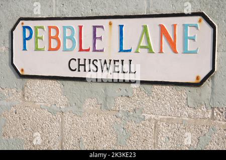 Pebble Lane. Primo piano di un'originale insegna con il nome di una strada multicolore dipinta a mano a Chiswell sull'isola di Portland. Jurassic Coast, Dorset, Inghilterra, Regno Unito. Foto Stock