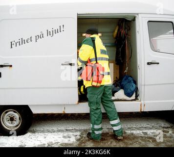 Un grave incidente di autobus si è verificato a metà e due il venerdì pomeriggio il E4 fuori Mantorp, Svezia. Un uomo di 68 anni è morto nell'incidente. 44 persone sono state ricoverate in ospedale. 14 ambulanze e altrettante auto della polizia sono state chiamate alla scena. Foto Stock