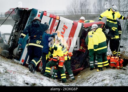 Un grave incidente di autobus si è verificato a metà e due il venerdì pomeriggio il E4 fuori Mantorp, Svezia. Un uomo di 68 anni è morto nell'incidente. 44 persone sono state ricoverate in ospedale. 14 ambulanze e altrettante auto della polizia sono state chiamate alla scena. Foto Stock