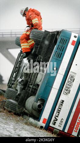 Un grave incidente di autobus si è verificato a metà e due il venerdì pomeriggio il E4 fuori Mantorp, Svezia. Un uomo di 68 anni è morto nell'incidente. 44 persone sono state ricoverate in ospedale. 14 ambulanze e altrettante auto della polizia sono state chiamate alla scena. Foto Stock