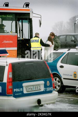 Un grave incidente di autobus si è verificato a metà e due il venerdì pomeriggio il E4 fuori Mantorp, Svezia. Un uomo di 68 anni è morto nell'incidente. 44 persone sono state ricoverate in ospedale. 14 ambulanze e altrettante auto della polizia sono state chiamate alla scena. Foto Stock