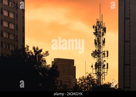 Torre delle comunicazioni tra gli edifici della città Foto Stock