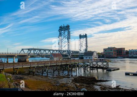 Memorial Bridge è un ponte verticale che attraversa il fiume Piscataqua tra Portsmouth, New Hampshire NH e Kittery, Maine ME, USA. Foto Stock