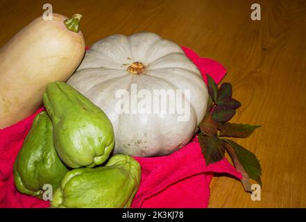 Vari tipi di squash invernali su un tavolo di legno Foto Stock